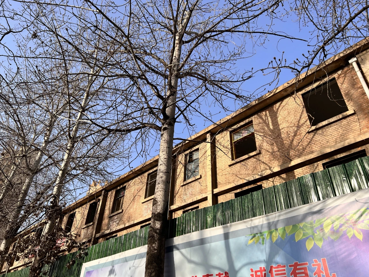 如今就算还没拆完，也只剩空洞的躯壳