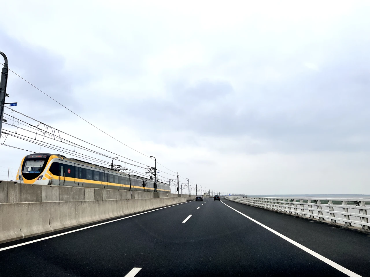 石臼湖上的列车