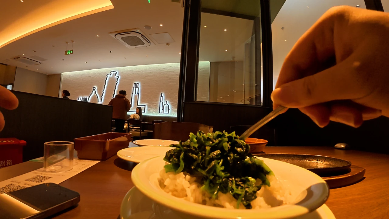 穷鬼套餐，但是还点了份菠菜和鸡腿排