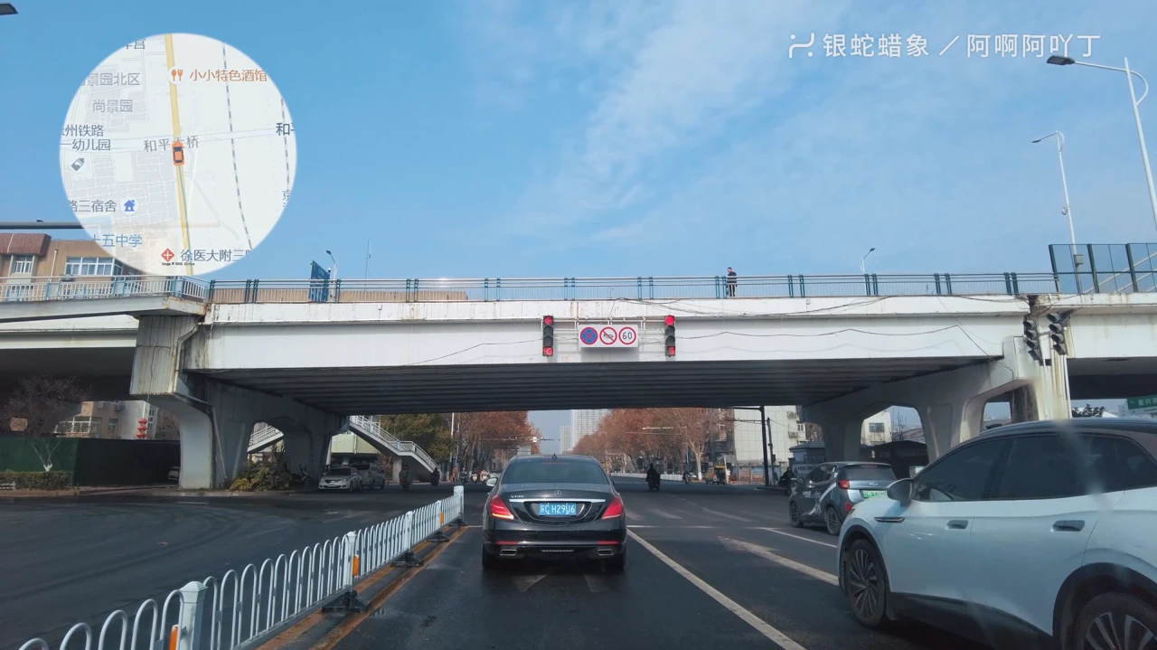左上角有轨迹信息的 POV 视频