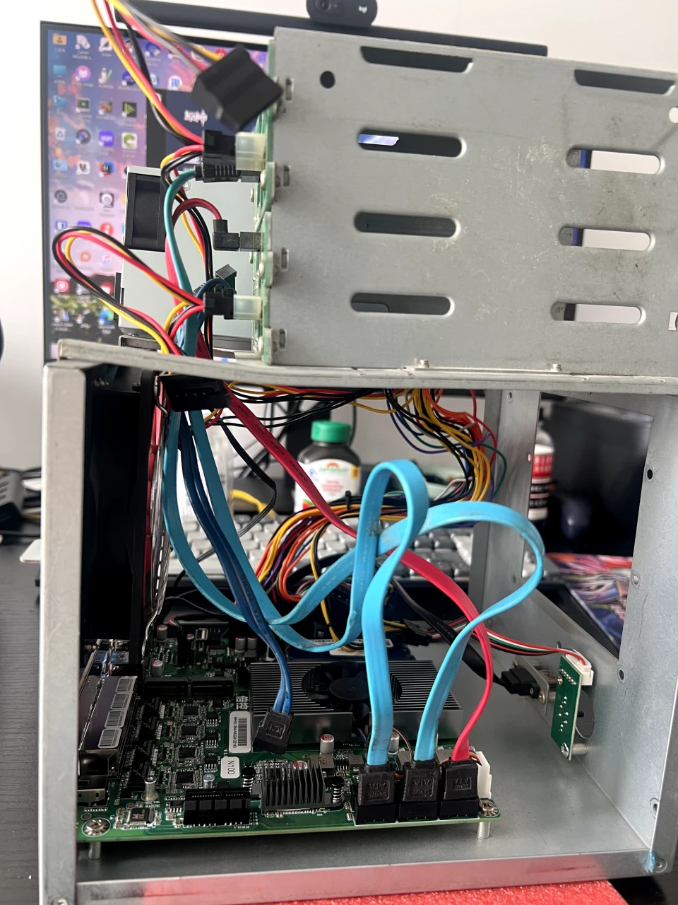 拍这张图时,还没把硬盘笼安装上去