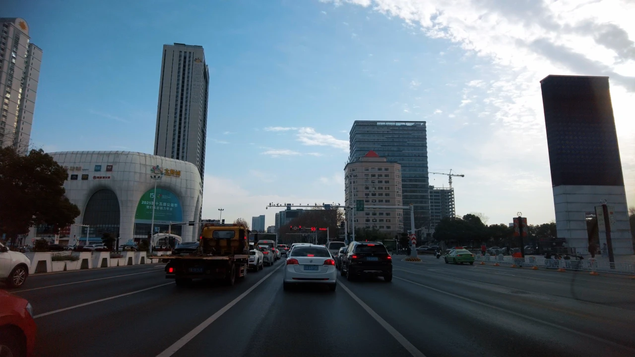 双龙大道与天元西路交叉口,此处有景枫中心、江宁金鹰、百家湖 1912 等商场街区